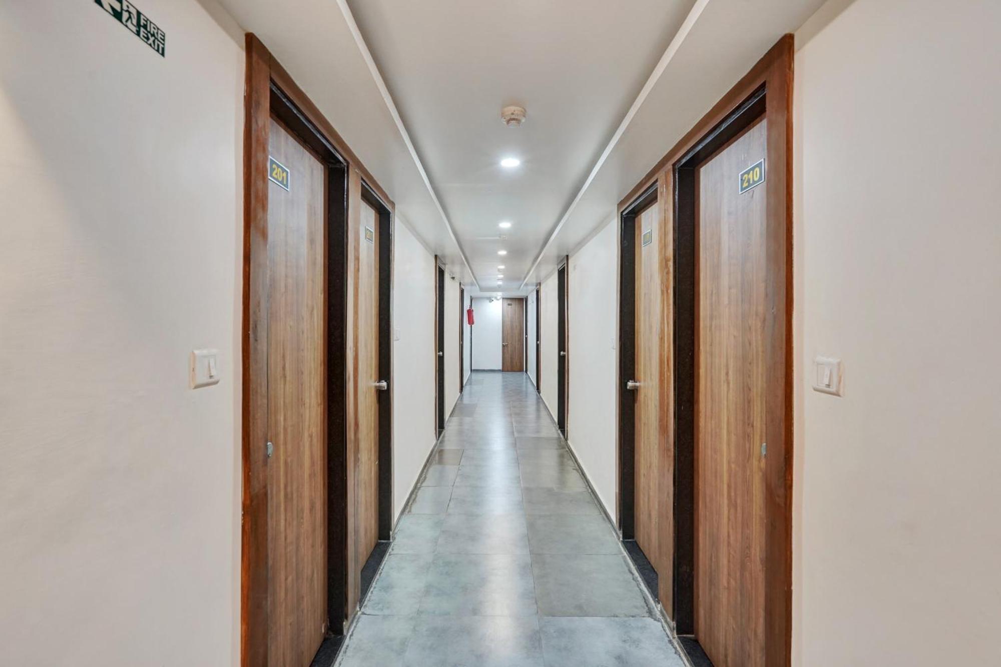 Super Collection O Kudasan Gandhinagar Formerly Hotel Royal Mansion Extérieur photo