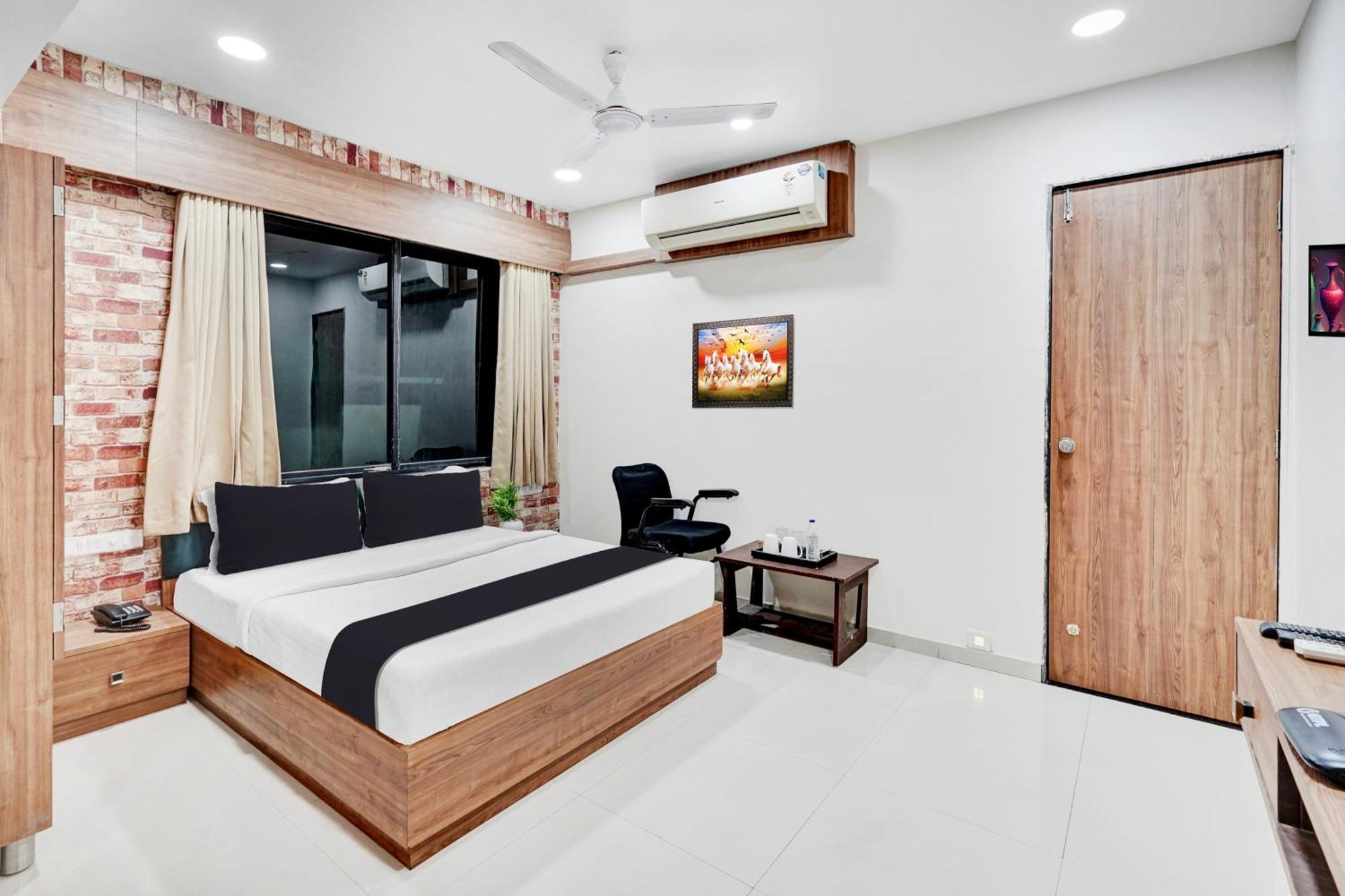 Super Collection O Kudasan Gandhinagar Formerly Hotel Royal Mansion Extérieur photo